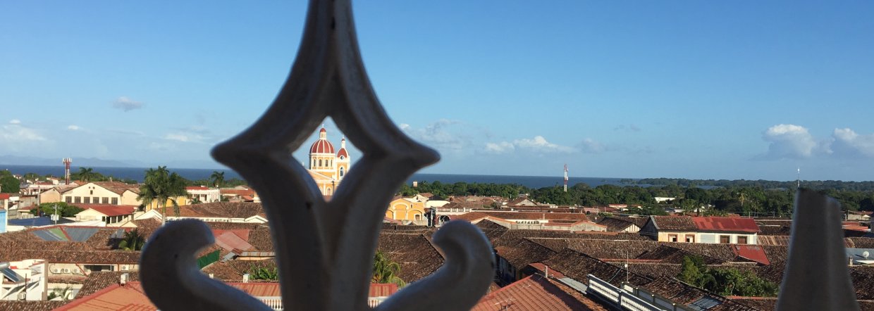 Катедралата на централния площад гледана от църква Iglesia de La Merced